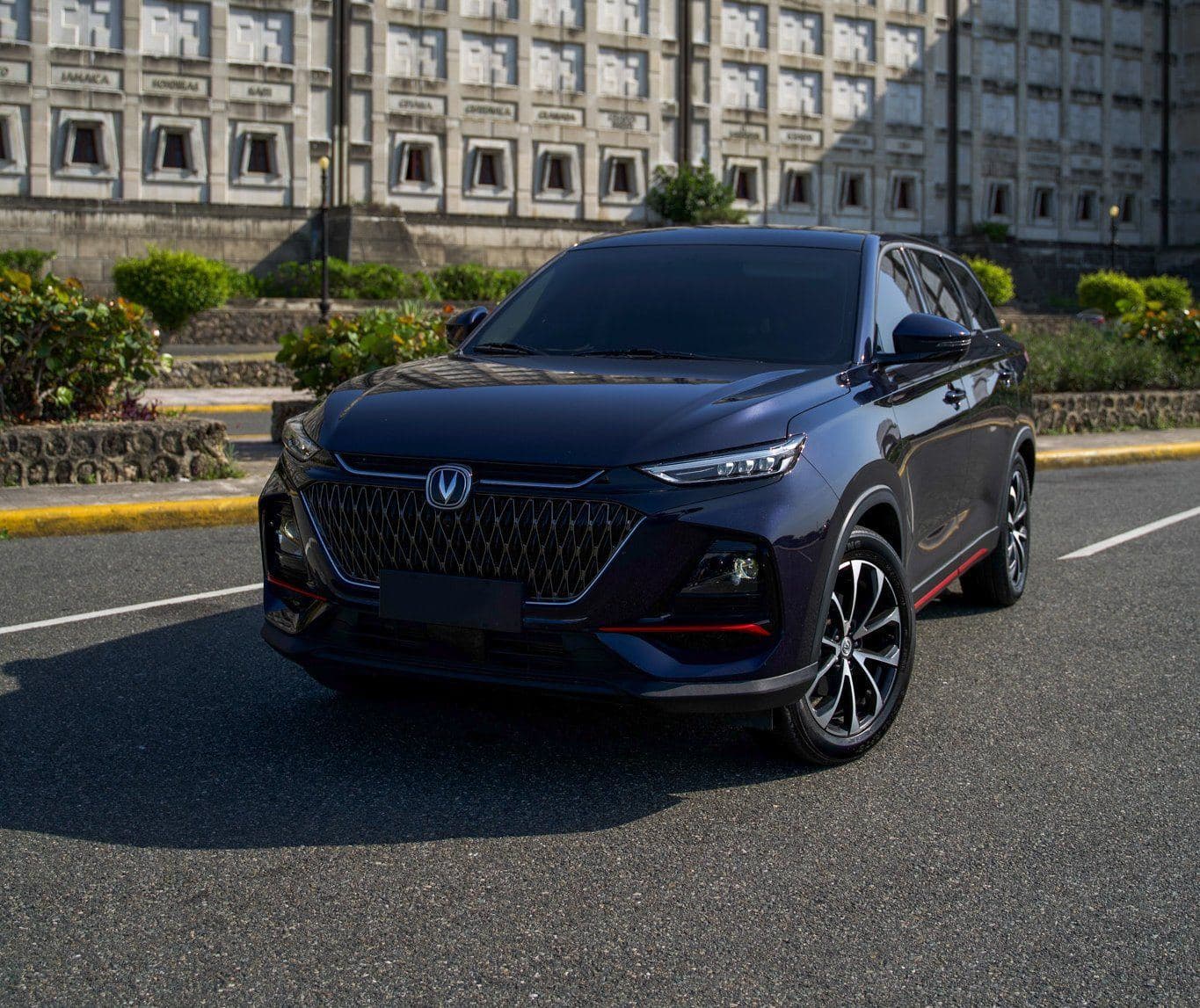 Changan X7 2025 azul, vista de tres cuartos delantero