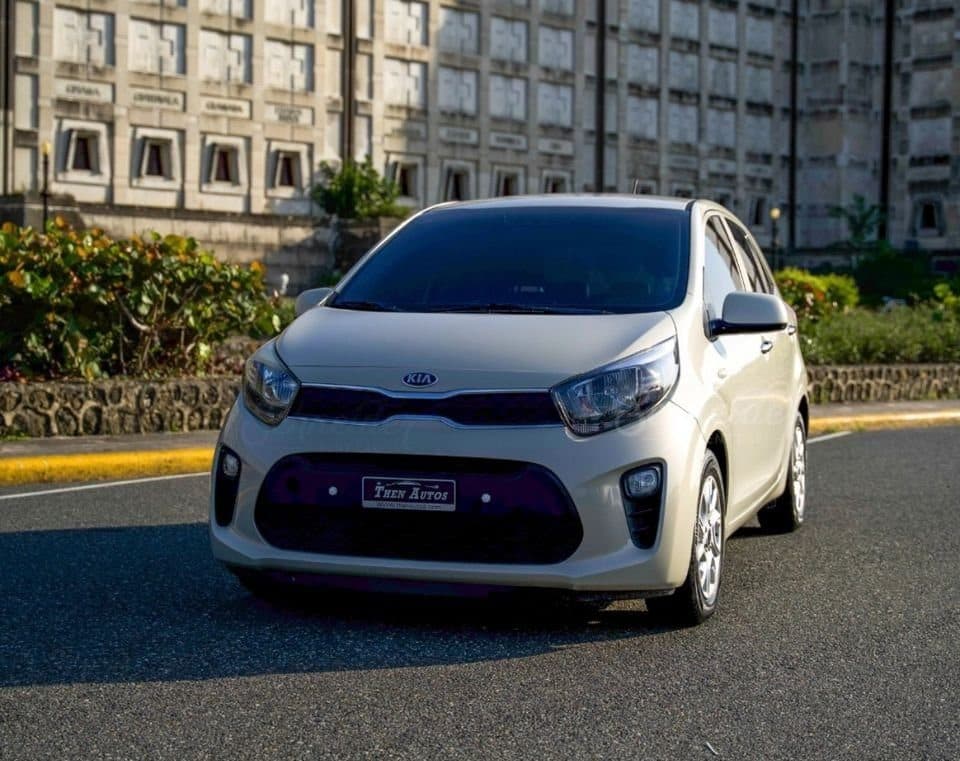 Kia Morning 2018 blanco, vista de tres cuartos delantero