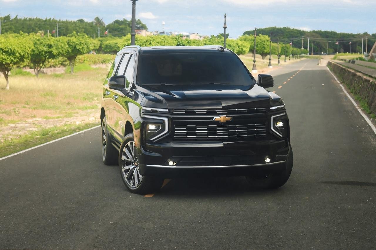 Chevrolet Tahoe 2025, vista frontal en carretera