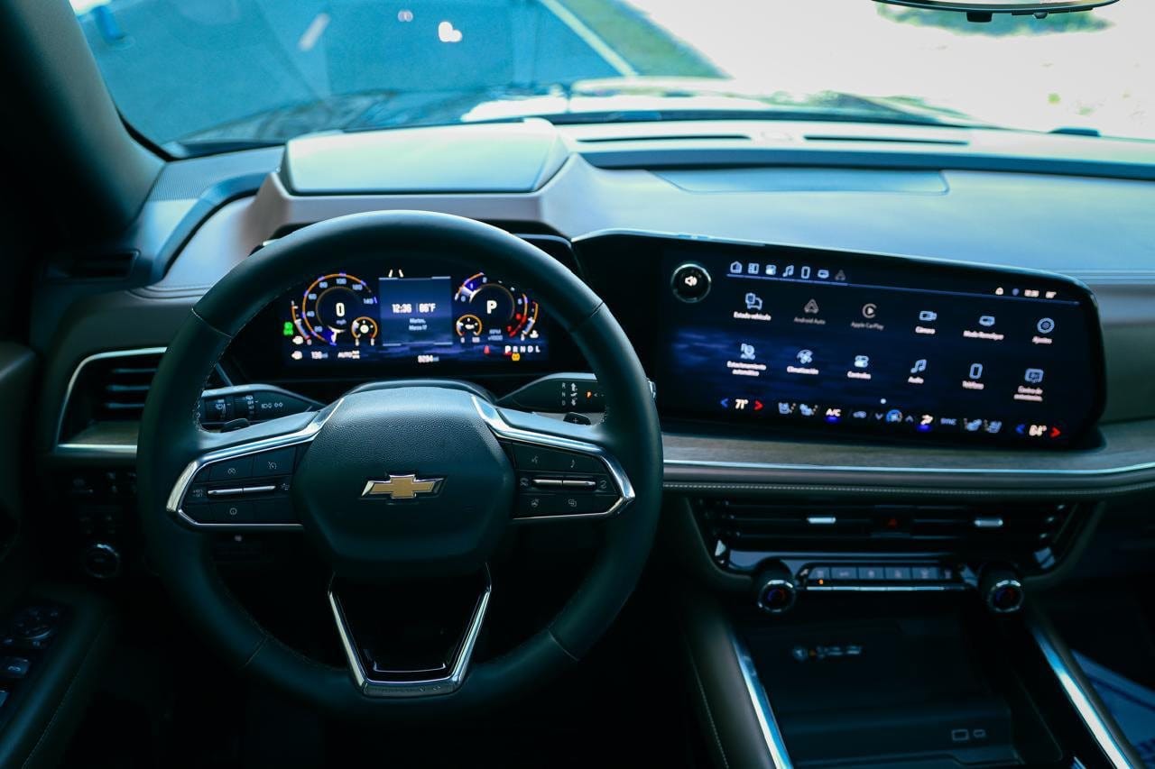 Interior del Chevrolet Tahoe: volante, tablero digital y pantalla central