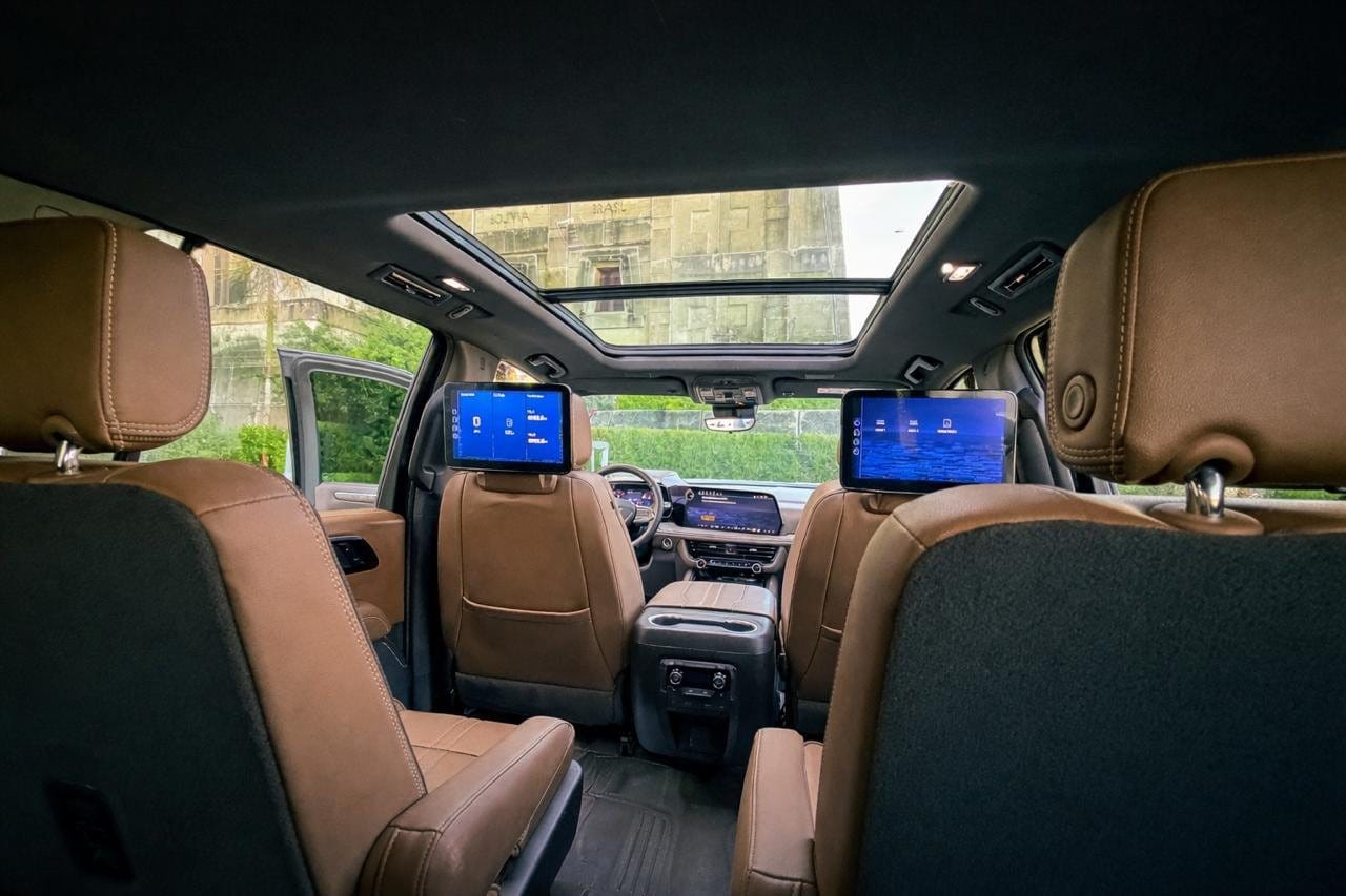 Asientos traseros del Chevrolet Tahoe en cuero, con dos pantallas y techo panorámico