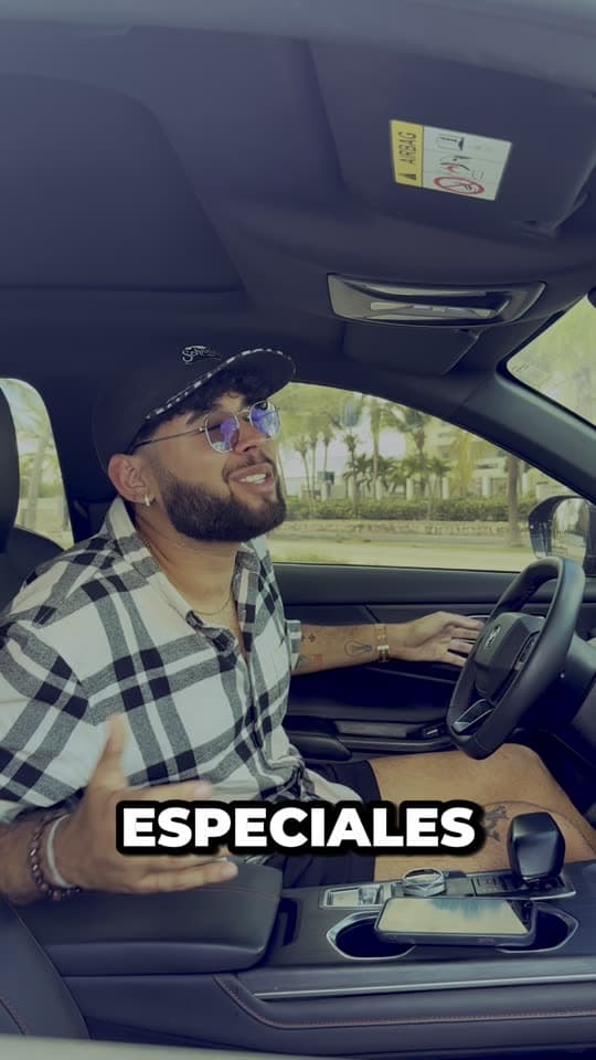 Cliente llegando al aeropuerto y recibiendo su vehículo de alquiler