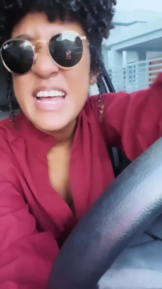 Creadora de contenido hablando a cámara dentro de un vehículo de Schneider Rent Car