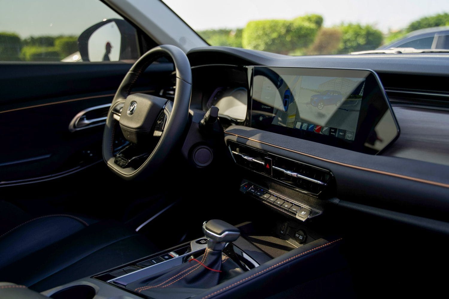 Interior del Changan X7: volante, tablero digital y pantalla central
