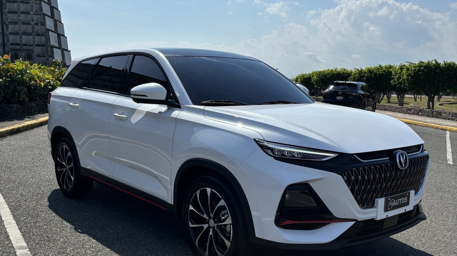 Changan X7 2025 blanco, vista lateral