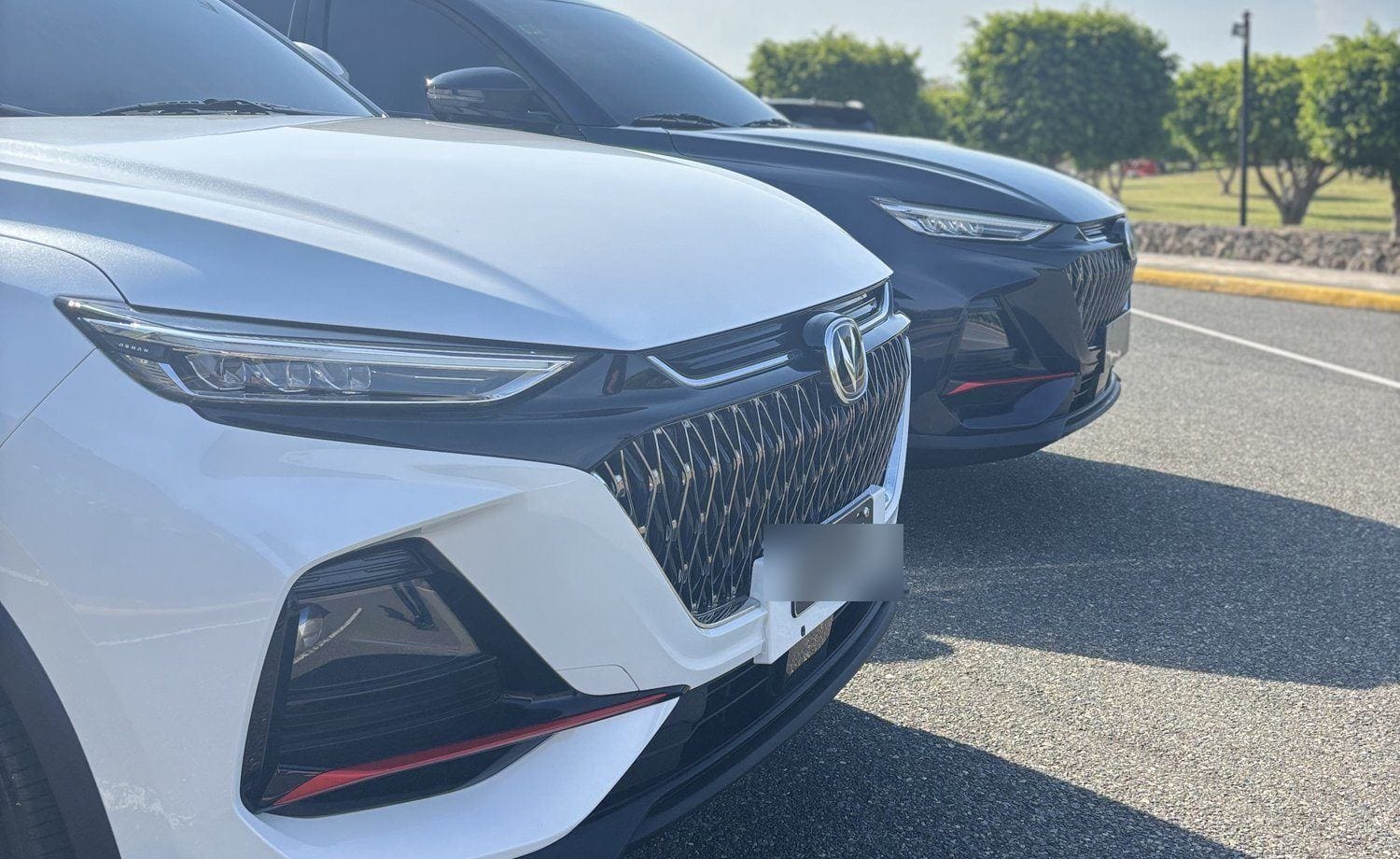 Frontal del Changan X7 2025 blanco, con la parrilla en detalle
