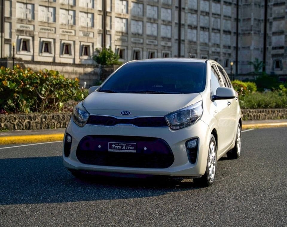 Kia Morning 2018 blanco, vista de tres cuartos delantero
