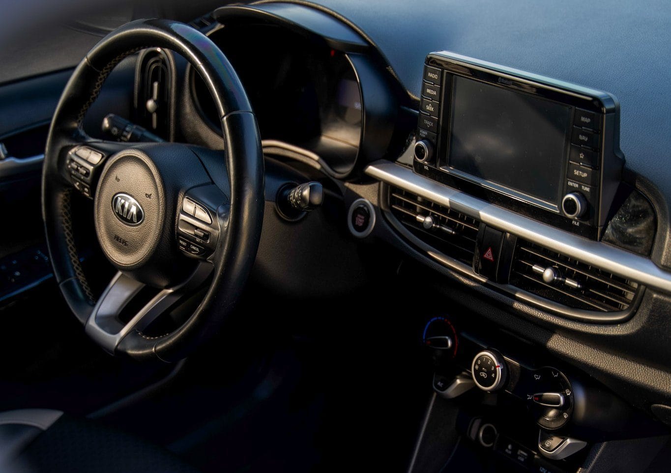 Interior del Kia Morning: volante y tablero
