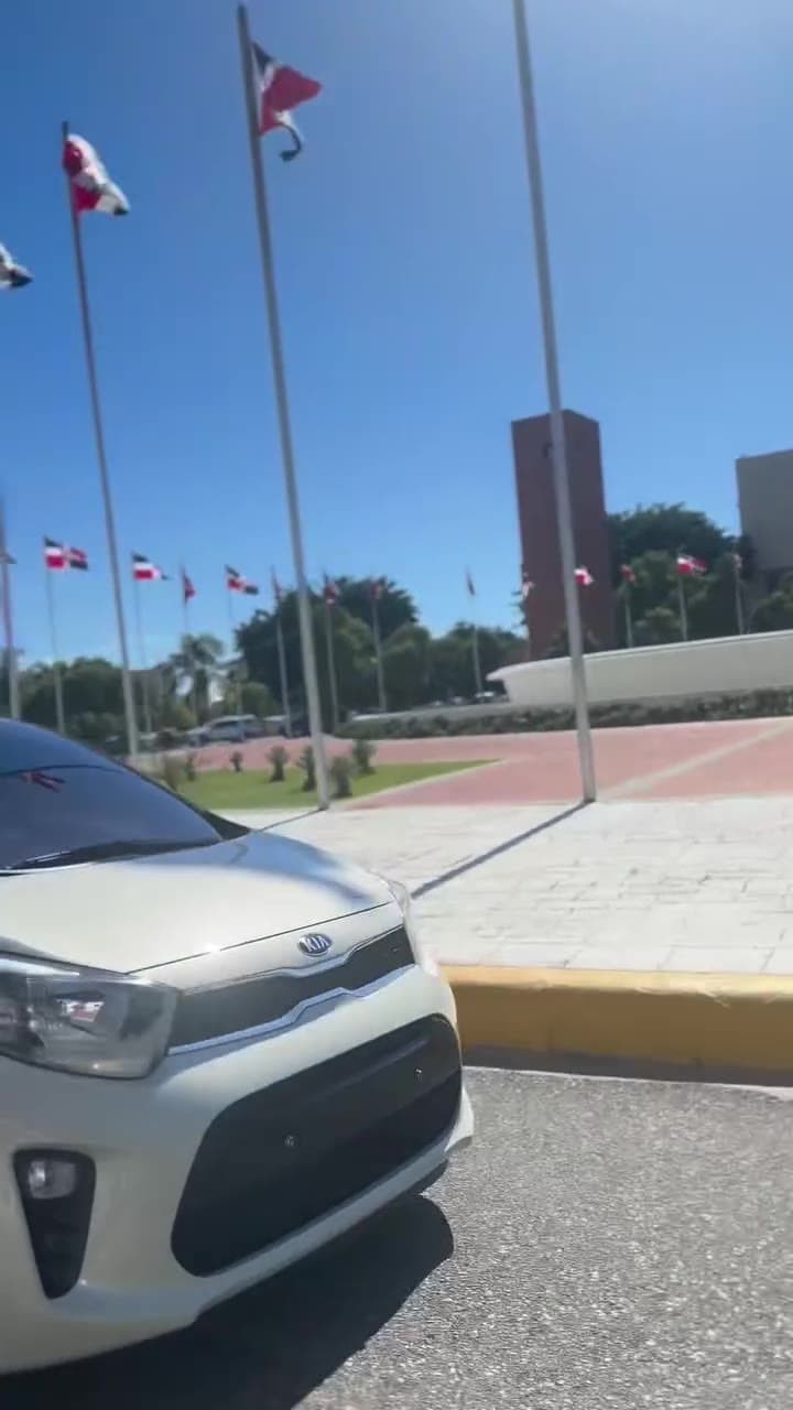 El Kia Morning en la Plaza de la Bandera, Santo Domingo